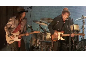 ボブ・ディラン <ファーム・エイド>にサプライズ・ゲストとして登場 ザ・ハートブレイカーズと共演 amass