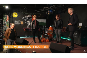 グリーン・デイ、地元の伝説的なパンク・クラブを再訪 彼らの