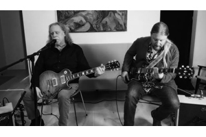 ウォーレン・ヘインズ アルバム『The Whisper Sessions』全曲公開 デレク・トラックス参加 パフォーマンス映像も