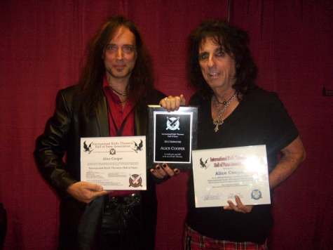 ALICE COOPER Inducted Into 'International Knife Throwers Hall Of Fame'