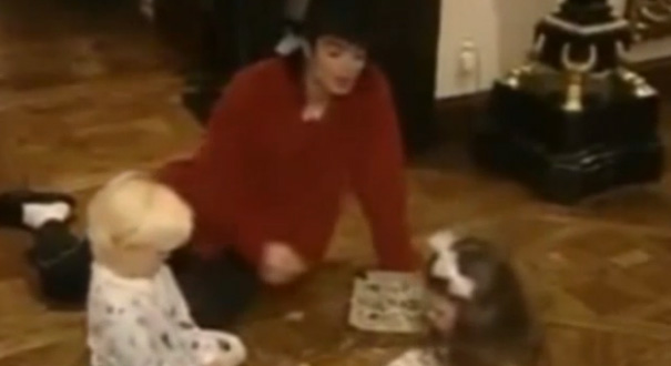 Michael Jackson sings with children - home video footage