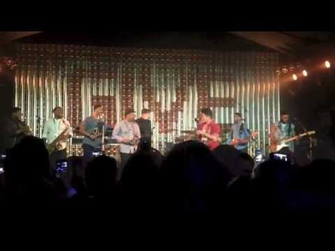 Brad Pitt plays tambourine with Bruno Mars on 