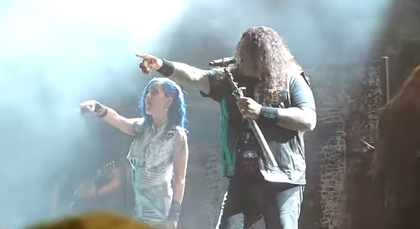 Arch Enemyのアリッサ ホワイト グラズがテスタメントの最新ライヴに客演 Amass