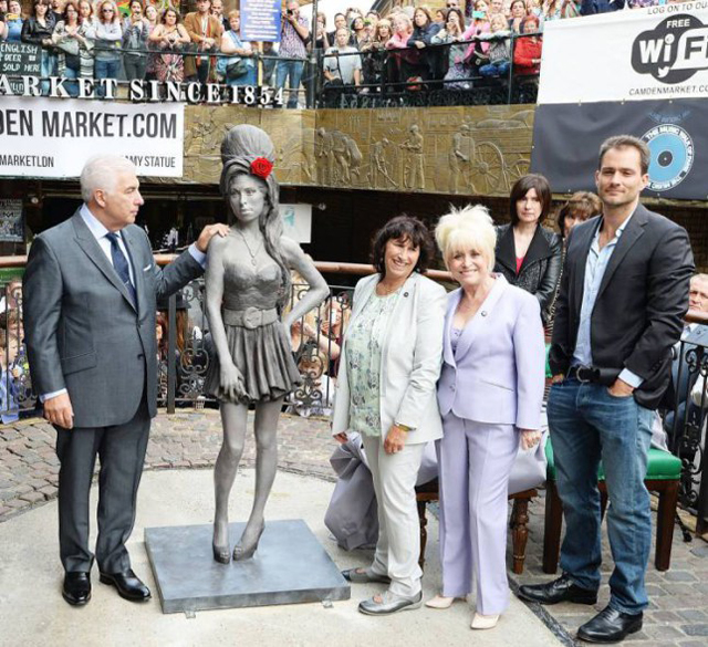 Amy Winehouse sculpture