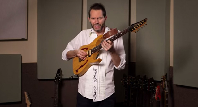 ポール・ギルバートがギター・ストラップを適切な長さに設定することの大切さを実演を交えて語る映像が話題に amass