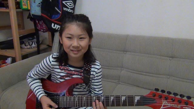 日本の9歳の女の子ギタリスト Li Sa Xによるポール ギルバートのカヴァー パフォーマンス映像が話題に Amass