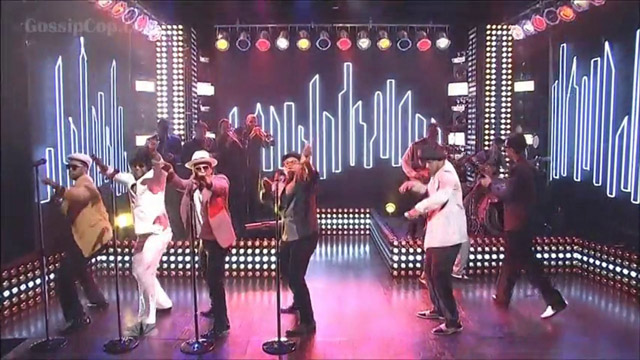 マーク・ロンソン＋ミスティカル＋ブルーノ・マーズ 新曲「feel Right」を米tv番組『saturday Night Live』で披露 Amass