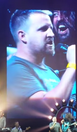Foo Fighters singing Fan