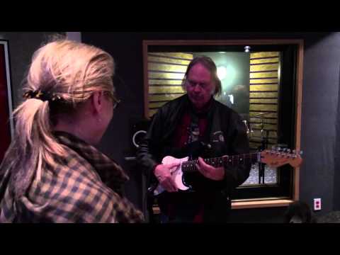 Meryl Streep Gets Guitar Lesson from Neil Young