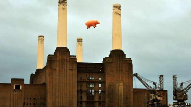 ピンク フロイド Animals のアルバムカヴァー撮影のために飛ばされた巨大な豚の風船がオークションに Amass