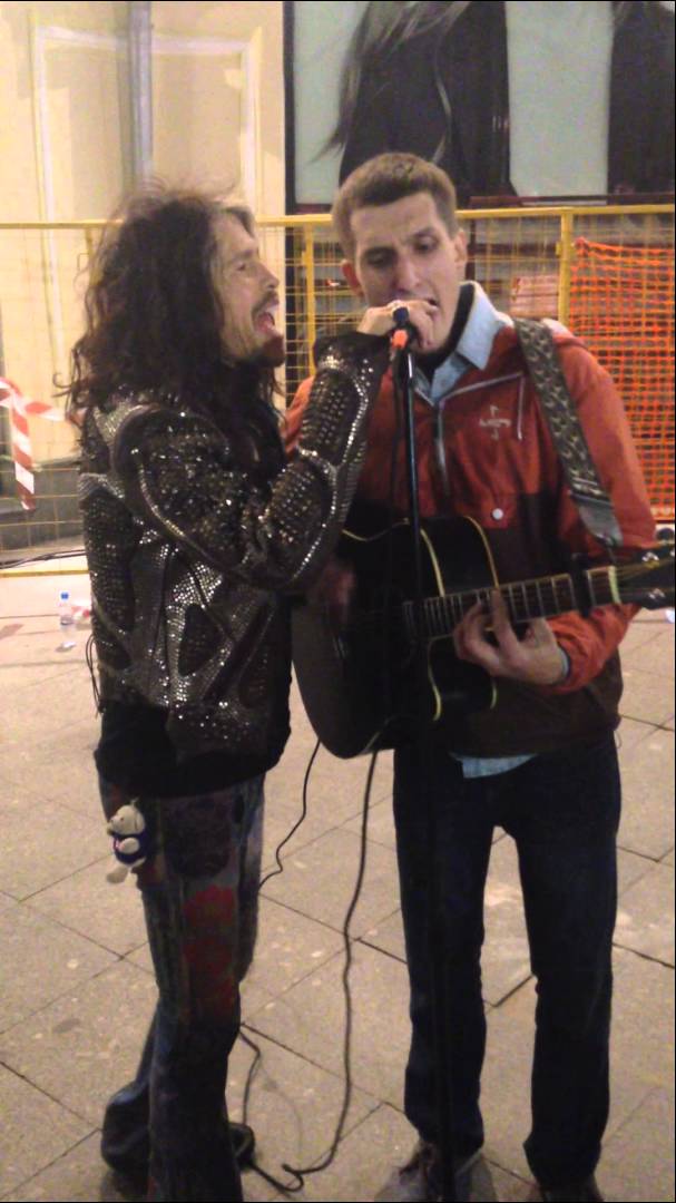 Steven Tyler and street musician - Moscow