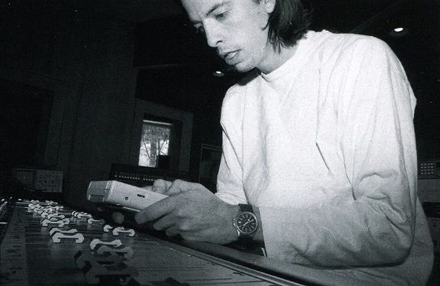 Dave Grohl playing GameBoy