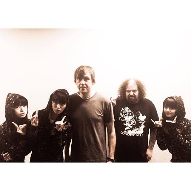 Babymetalがナパーム デスと共に撮影した写真を公開して話題に Amass