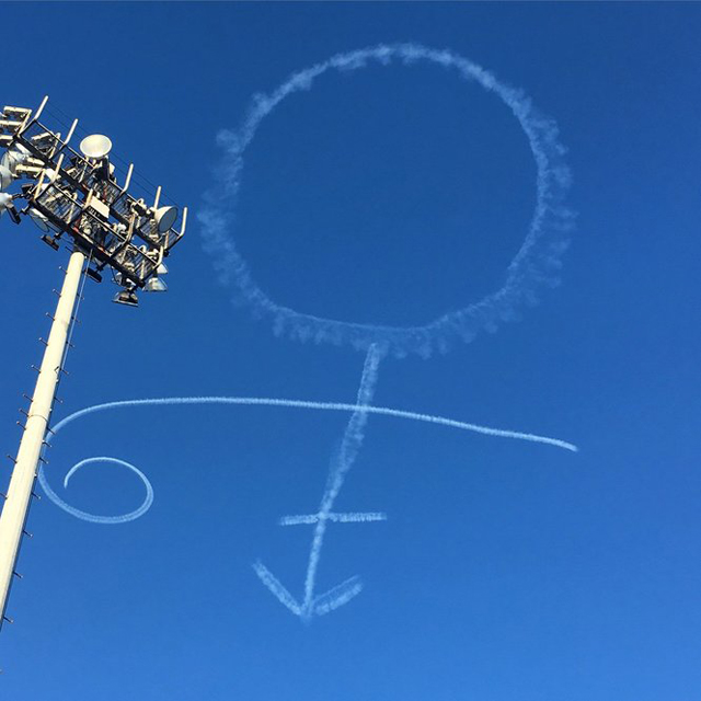 Skywriter pays tribute to Prince at New Orleans Jazz Fest