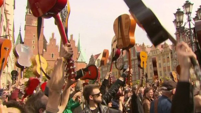 Thousands of Jimi Hendrix fans beat world record