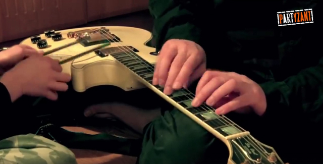 two people play one guitar