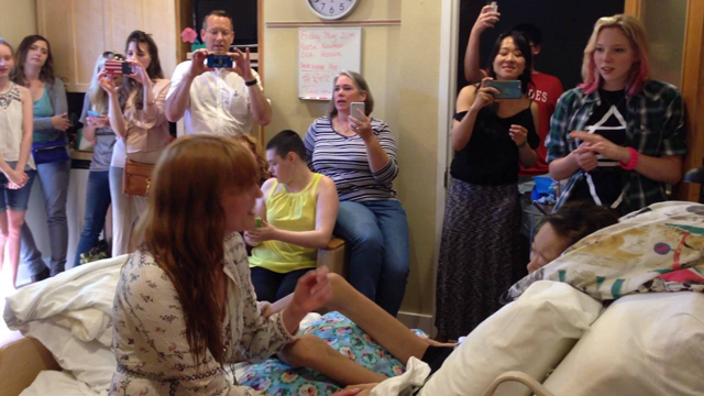 Florence + The Machine sings with Hospice Austin teen