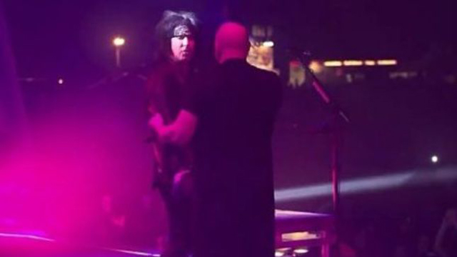SIXX:A.M. Members Join DISTURBED On Stage