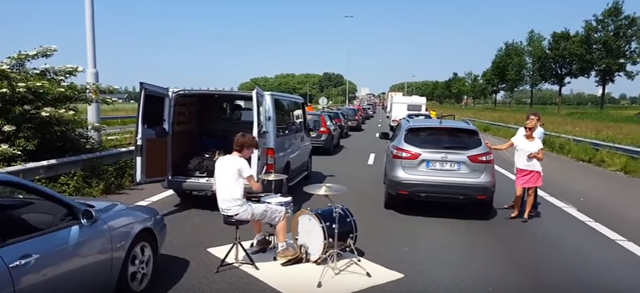 Guy finds a fun way to kill time in traffic