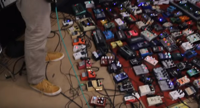 Pedals And Effects: Longest Pedal Chain World Record - PedalsAndEffects