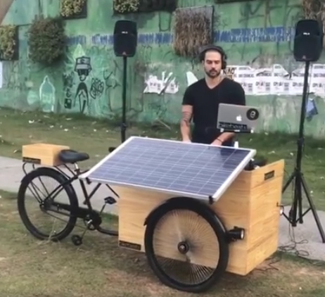 ソーラーパネル付き移動式DJテーブル