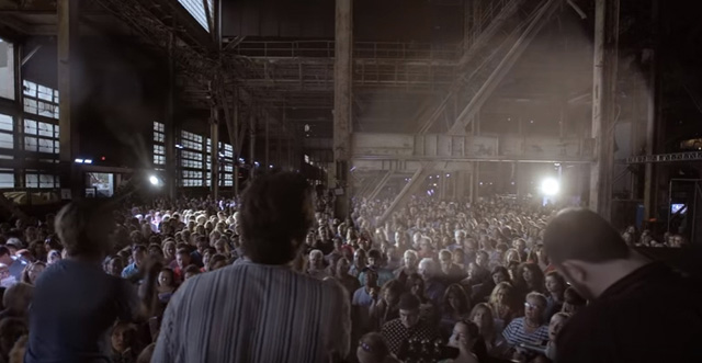 Rufus Wainwright + 1500 Singers sing HALLELUJAH!
