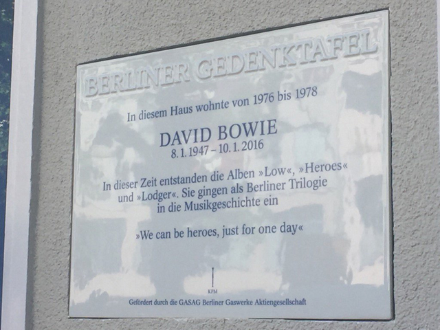 New plaque commemorates David Bowie’s time in Berlin