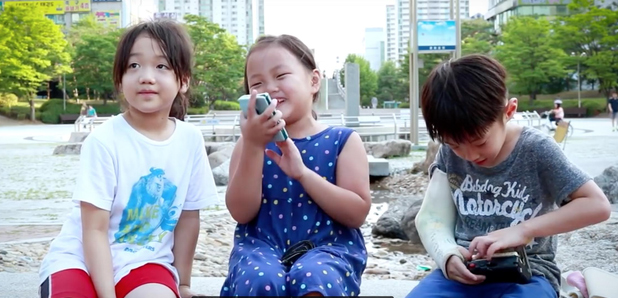 Korean Kids See Walkman For the First Time