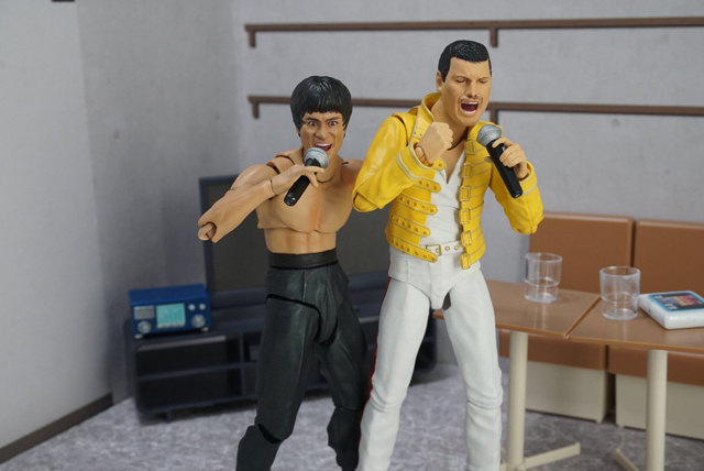 Bruce Lee and Freddie Mercury are best friends on this Japanese Twitter account