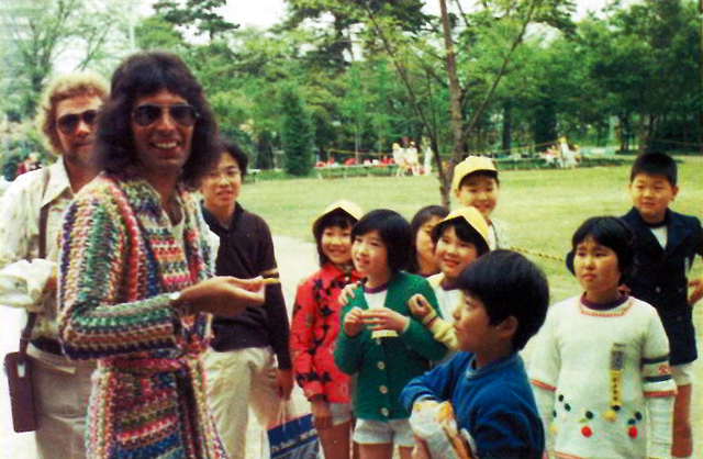 Freddie Mercury and Japanese children - 1976