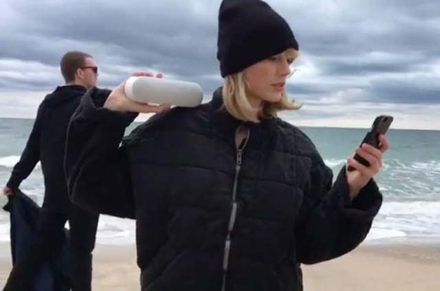 Taylor Swift Mannequin Challenge　