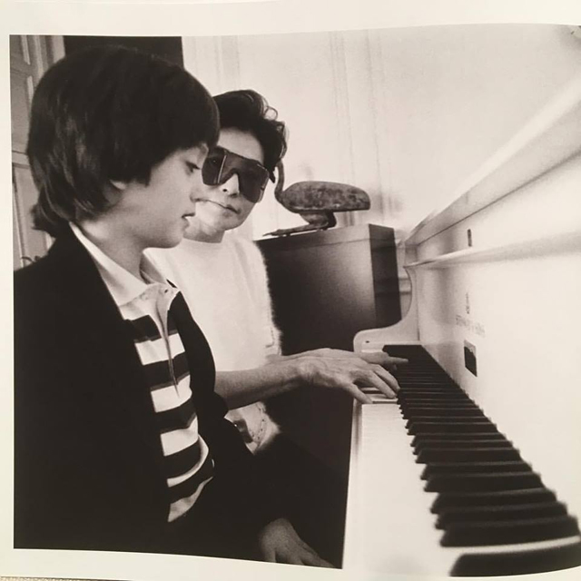 ショーン レノン 子供の頃に母親のオノ ヨーコからピアノを習う様子を撮影した写真を公開 Amass