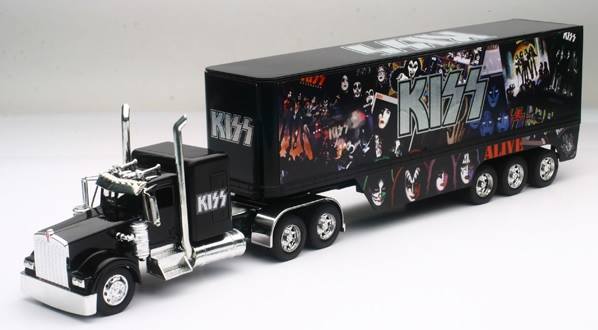 KISS - Kenworth W900 Sleeper Cab with 3-Axle Trailer（1/32）