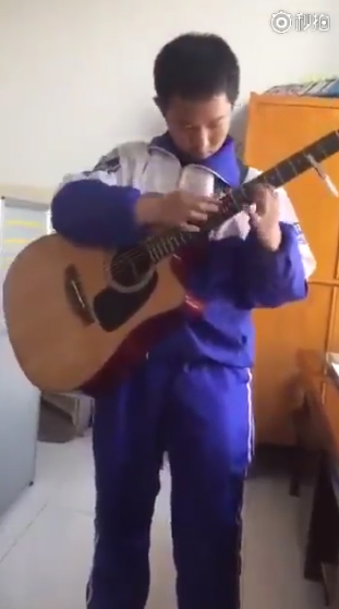 13 Year-Old Chinese Guitar Plays AC/DC's Thunderstruck