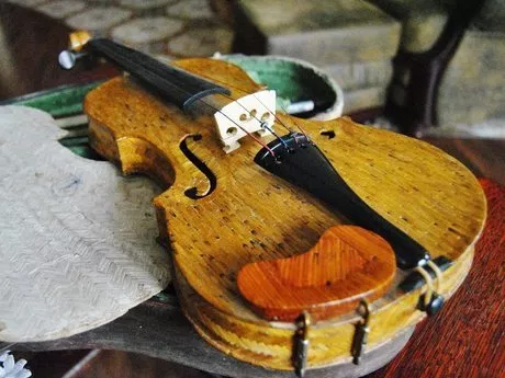 Playable violin made of 16,000 matchsticks