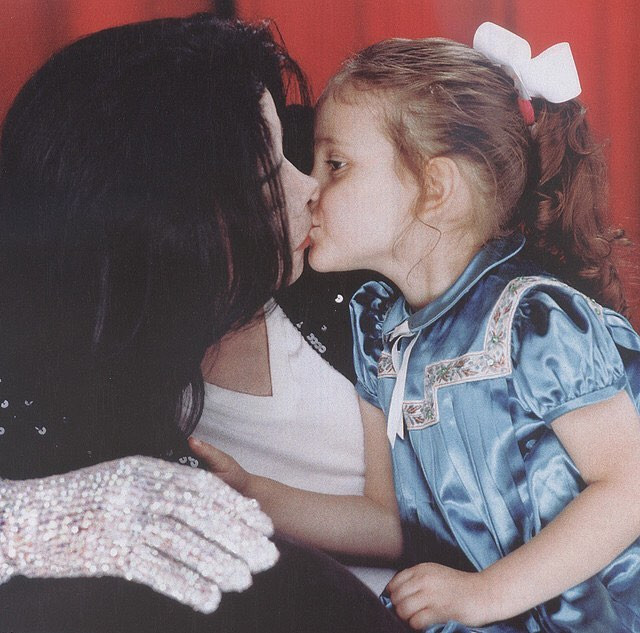 マイケル ジャクソンの娘パリス パパにキスしている幼い頃のツーショット写真をメッセージと共に公開 Amass