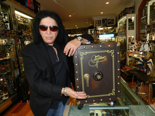 GENE SIMMONS: THE VAULT EXPERIENC