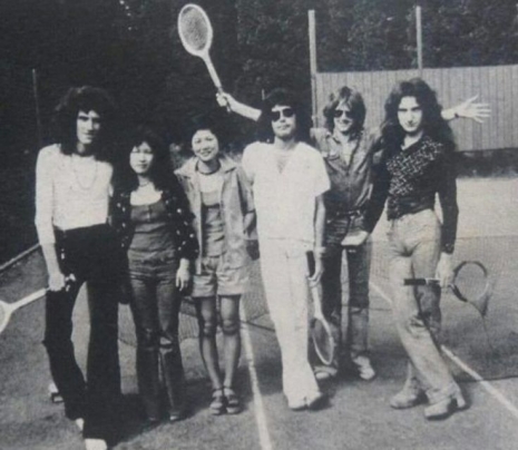 Queen hanging out on the tennis court at Ridge Farm with a couple of gal pals in 1975.