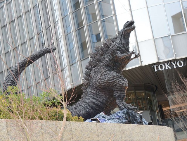 東京・日比谷「ゴジラスクエア」の新・ゴジラ像
