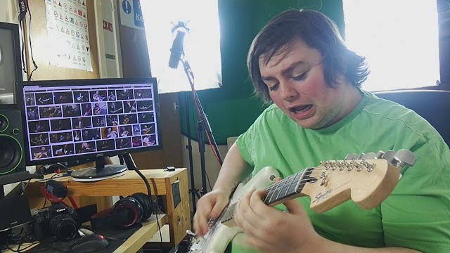 Kmac2021 - Man plays Van Halen's Eruption without actually learning it