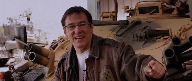 ニュー オーダーのドラマー スティーヴン モリスが戦車とビンテージシンセについて熱く語る映像が公開中 Amass