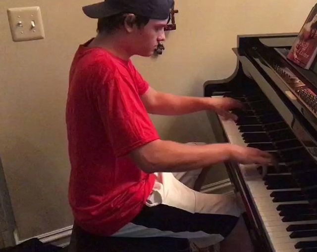 Pizza delivery man plays Beethoven for customers