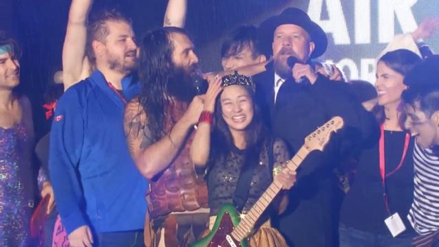 エアギター世界選手権 名倉七海 (写真は日本エアギター協会のツイッターより)