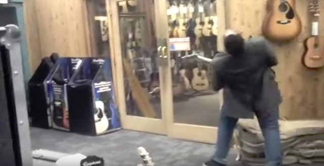 映像特集 ギターショップで見かけた ドン引きする残念なパフォーマンス 11選 を米loudwireが公開 Amass