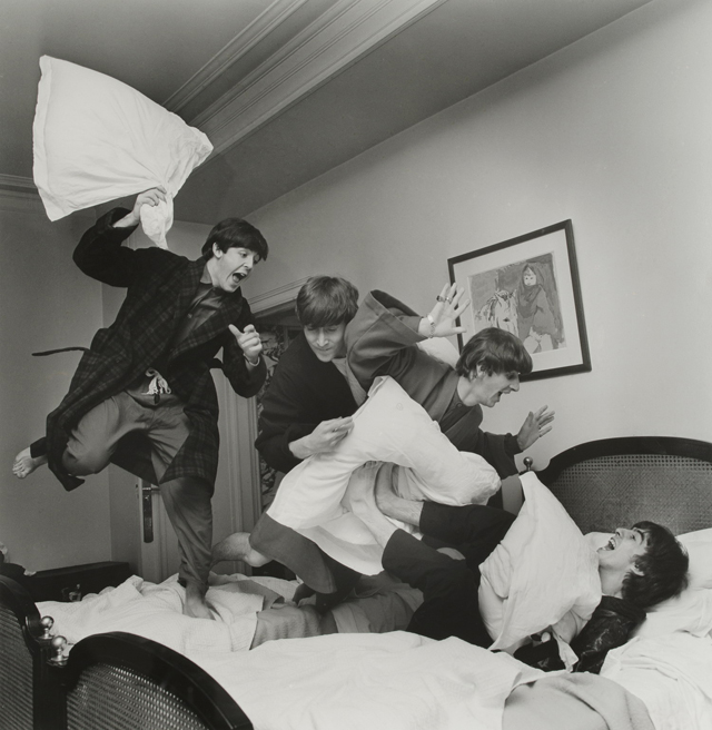 The Beatles，Pillow Fight，1964　（c）Photo by Harry Benson