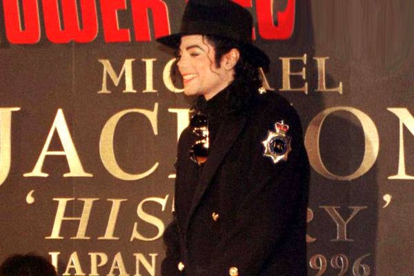 Michael Jackson visited the Tower Records in Tokyo to put his hands in cement for the store’s “wall of fame” on December 12, 1996!