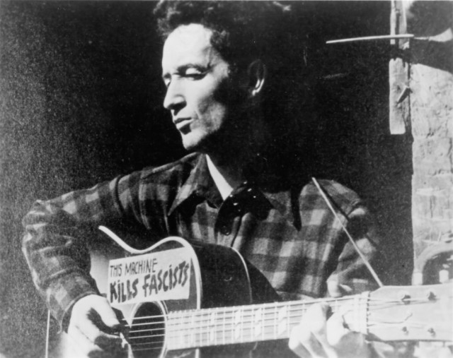 Woody Guthrie : CREDIT: Michael Ochs Archives/Getty Images