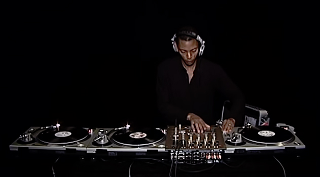 Resident Advisor - Jeff Mills - Mixing with three turntables
