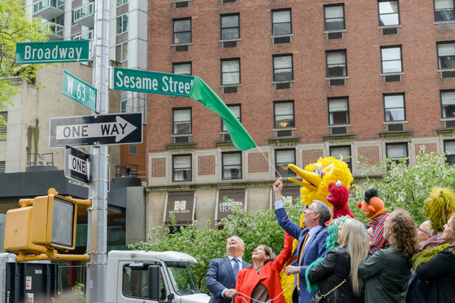 ニューヨーク市に セサミストリート が誕生 式典にはエルモやビッグバードらも登場 Amass