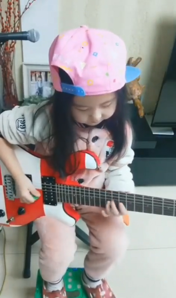アジア人の小さな女の子によるエレキギターのパフォーマンス映像が話題に Amass
